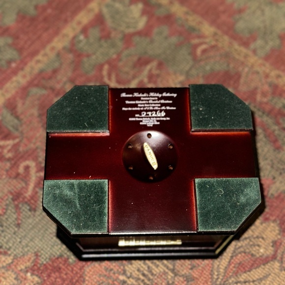 Beautiful Vtg 2002 Holiday Gathering Music box by Thomas Kinkade - Picture 11 of 12